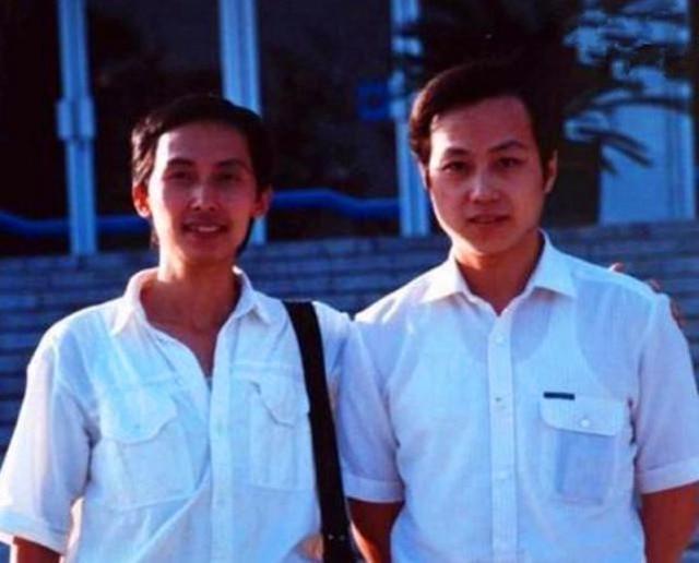 罗京追悼会全部过程，在罗京葬礼上哭到昏厥的妻子