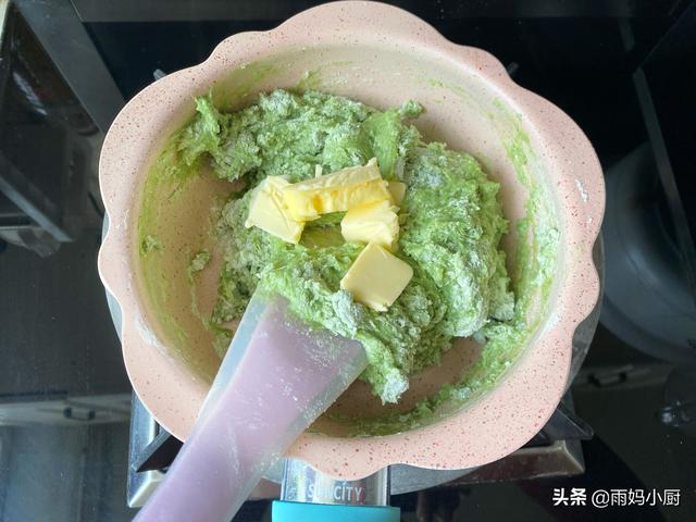 艾草青团怎么做会绿，艾青团子怎么做才绿（试试这样做个个碧绿不发黑）