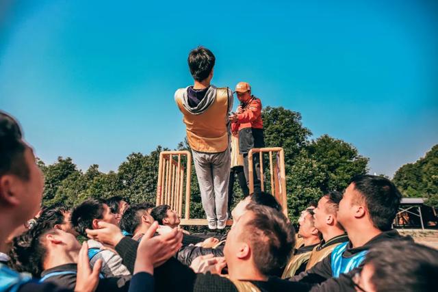 公司团建活动游戏，公司团建常做的小游戏（20个趣味团建活动游戏）