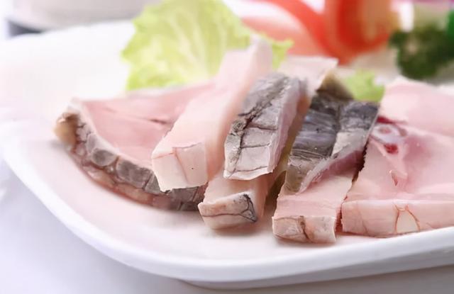 鳄鱼肉煲汤,没想到在广东还是会被做成海底椰炖汤