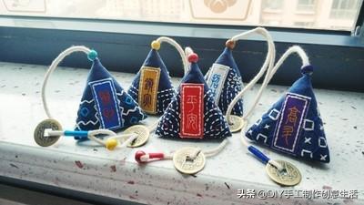手工香囊怎么做又简单又漂亮，香囊的简单做法（一小块布绣上最简单的图案）