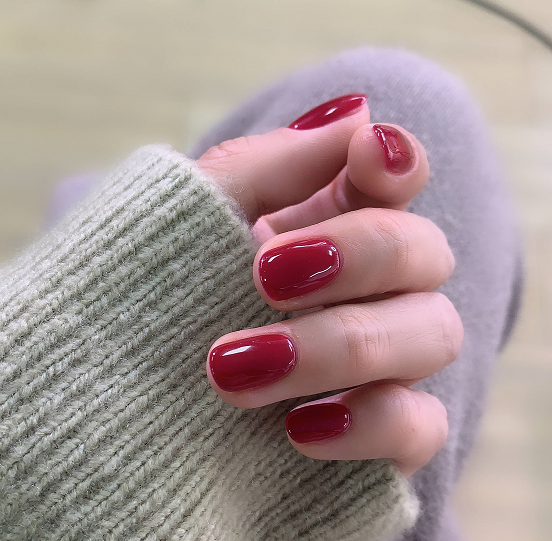 秋天指甲做什么颜色显白，适合冬天显白的指甲颜色（难怪女星大咖们都超爱）