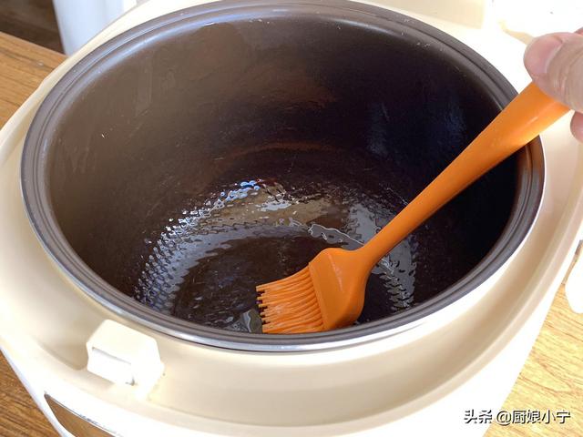 用电饭煲做蛋糕的方法和步骤，在家怎么用电饭煲做蛋糕方法教程（电饭锅做蛋糕原来这么简单）