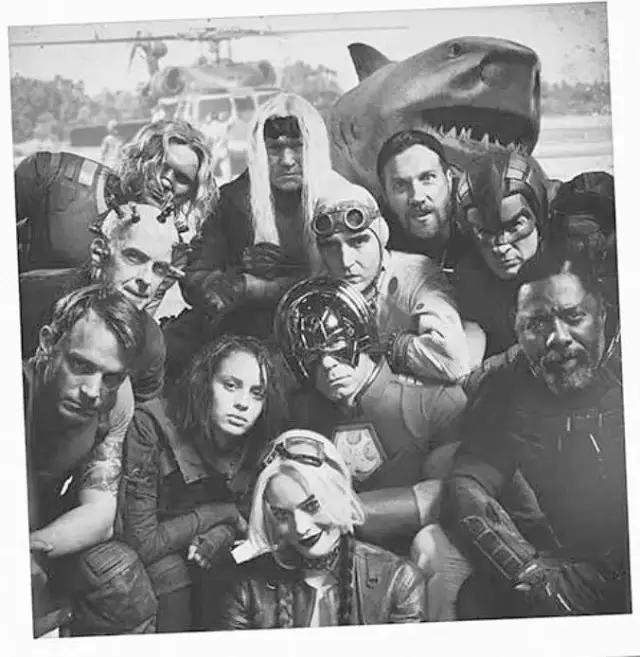 女生头像动漫黑白，漫风纯黑白系动漫/女生头像微信（靠着《自杀小队》）