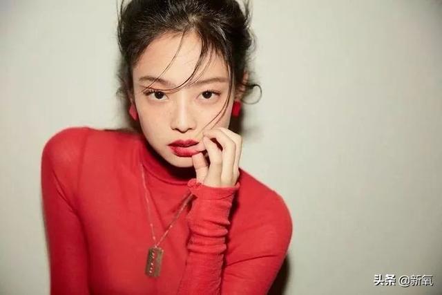 李夏怡 rose音译，卡其色李夏怡rose音译（队友和她合照就像公开处刑）