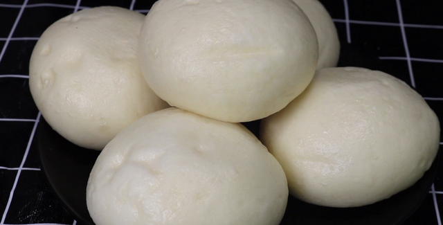 馒头轻微发霉怎么处理才能吃，轻微发霉的馒头能吃吗（两个月不变硬不发霉）