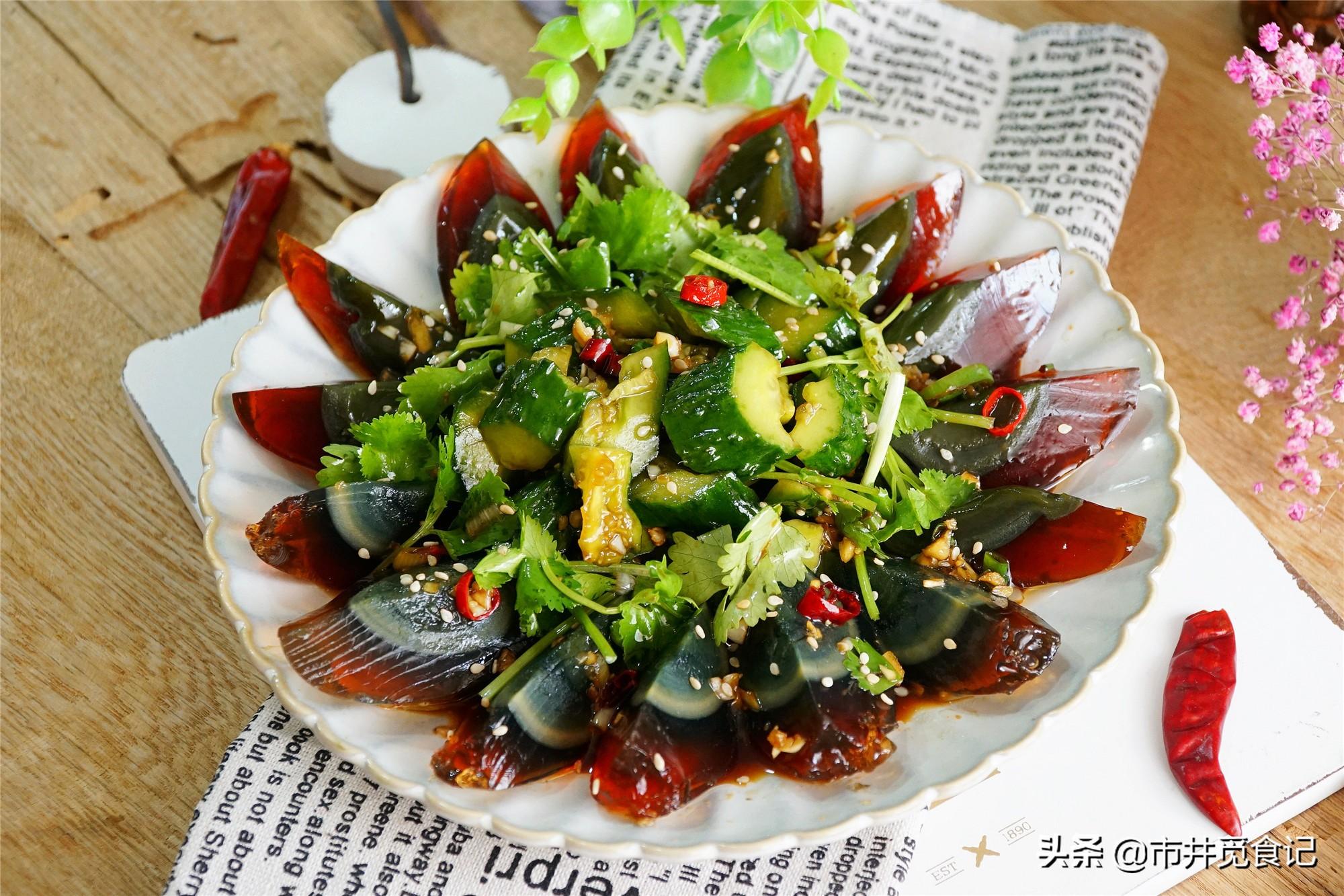 怎样做美味的凉拌松花蛋豆腐干黄瓜，豆腐和松花蛋凉拌菜怎么做（秋天最爱这道凉拌菜）