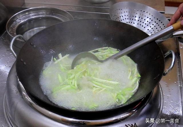 尖椒炒茄丝步骤，尖椒炒茄丝步骤图片（厨师长教你做农家小炒青椒茄丝）