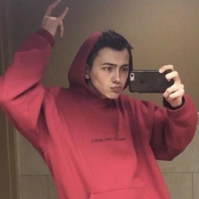 沙雕又不失帅气的头像，沙雕`小清新`帅气`文艺`男生头像微信（比较沙雕搞笑的男生头像大全）