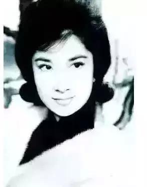 书架背景图 生活在阴沟里依然有向往星空的权利，书架背景图片超清（90岁依旧如同女王）