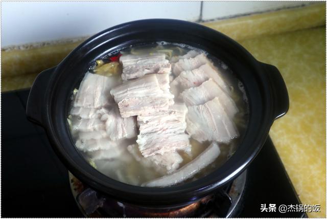 正宗酸菜白肉的家常做法老东北，地道东北味之酸菜白肉