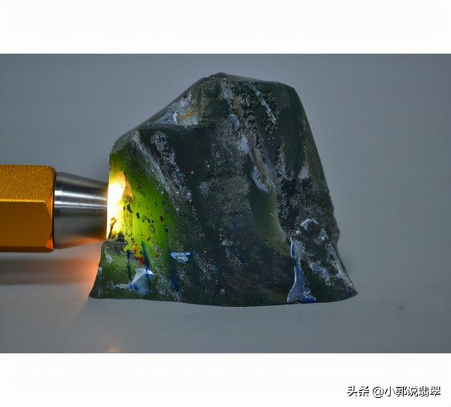 什么是真正翡翠原石，什么是真正翡翠原石图片（这样做你也能轻松辨别翡翠原石的真假）