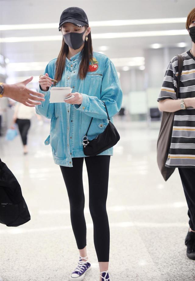 穿什么裤子最显年轻，穿什么裤子最显年轻德云社（今年流行这“4款”裤子）