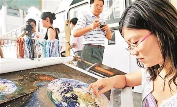 唯美星空怎么画出来，怎么画出美丽的星空（美女用一根针“画”出万种绚丽星空）