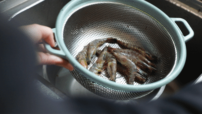 清蒸虾的做法及调料，清蒸白灼虾正确做法（只要一味调料就很好吃）