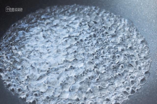 山楂和冰糖熬起来吃有什么作用，冰糖熬山楂有什么功效（裹上糖稀做成冰糖葫芦）