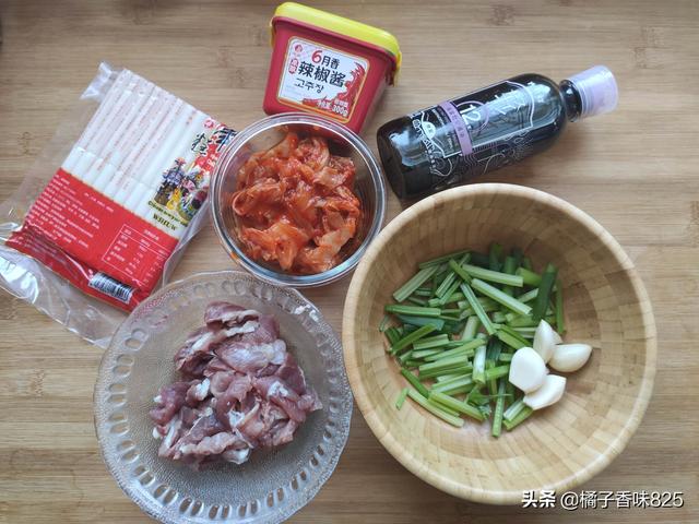 辣白菜炒年糕的家常做法，辣白菜与年糕天生一对