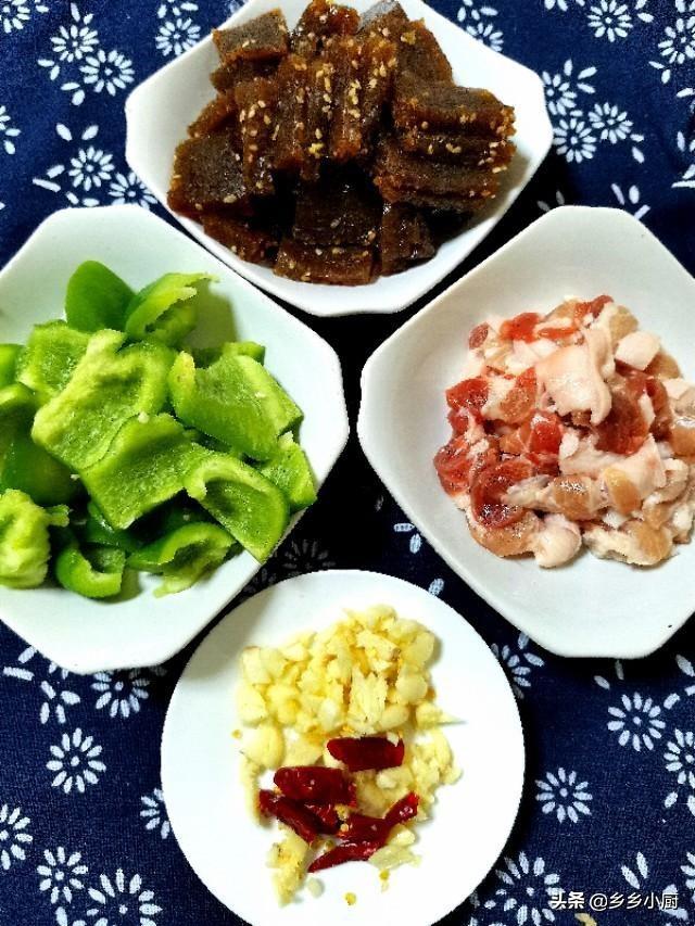 肉焖子的家常做法，焖子的做法（辣椒焖子怎么做）