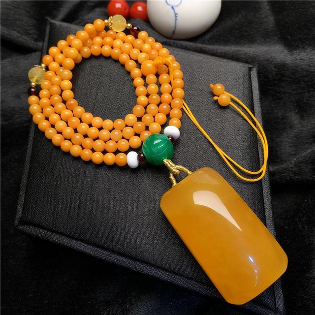 蜜蜡怎么鉴别，鸡油蜜蜡怎么鉴别（鉴别蜜蜡真假的10种方法）