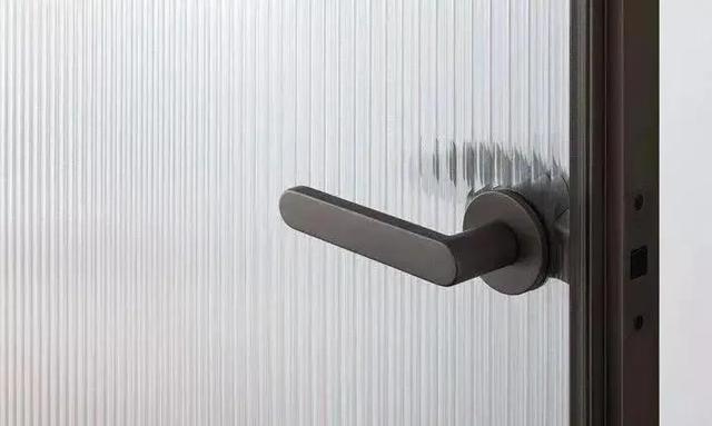 浴室门用什么材料好，浴室玻璃门用什么材质的好（卫生间门的选择除了外观外）