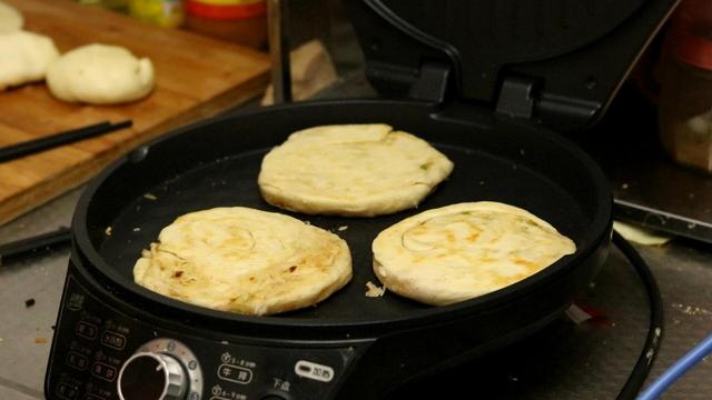 怎样做美味的烫面葱油饼，开水烫面葱油饼的做法（又香又软还出层）