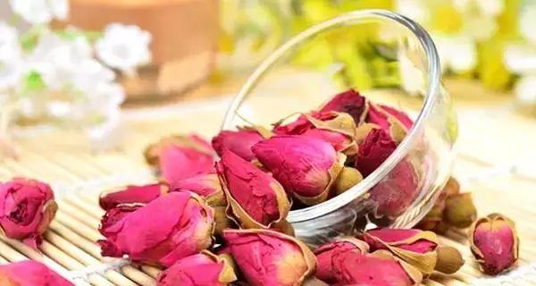 玫瑰花和什么一起喝祛斑效果好，玫瑰花茶和什么搭配祛斑效果好（清热解暑、缓解湿疹）