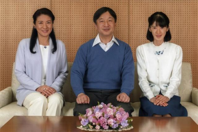 西村理香,十二歳の砂时计的内容简介(在新婚记者会不断鞠躬道歉的小室