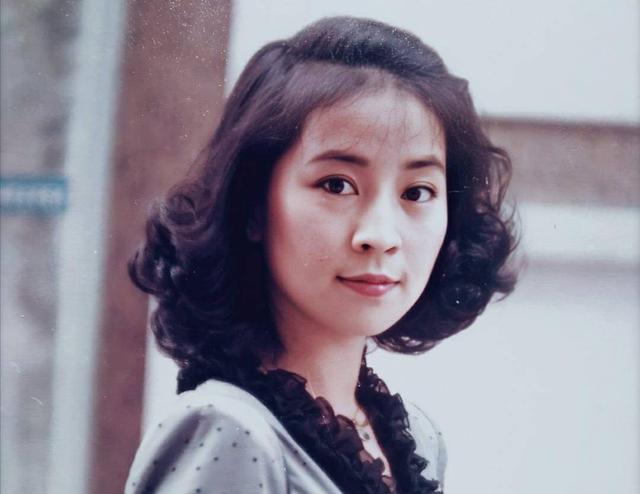 成龙老婆久违现身，结婚后退居幕后，67岁仍身材窈窕恩爱如初