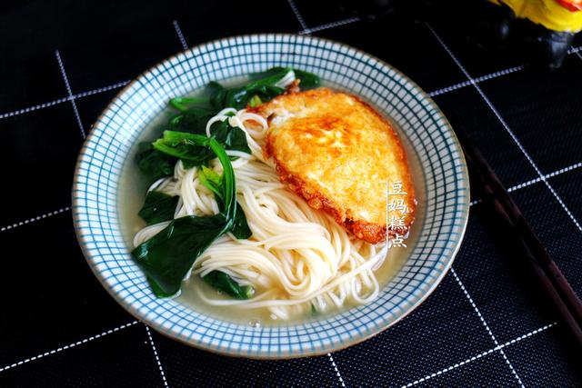 菠菜煮面条的做法，怎样用菠菜叶做蔬菜面条（家常味美老少爱吃）