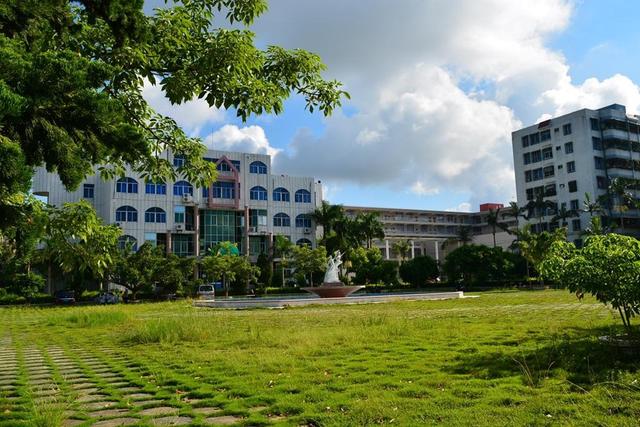 汕尾职业技术学校，汕尾职业技术学院怎么样（占地面积约23万平方米）