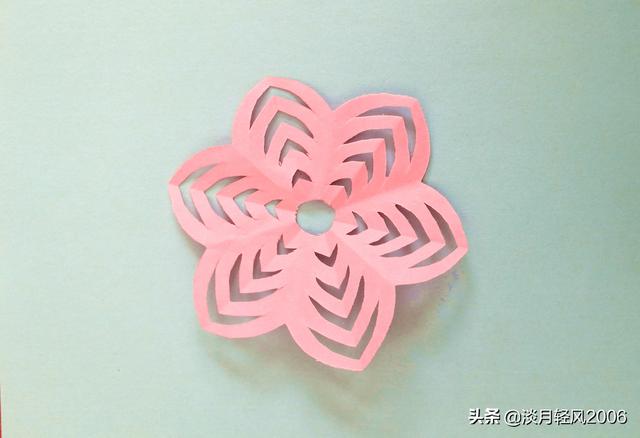 简单的剪纸手工，儿童简单手工剪纸教程（一张纸剪出一朵简单的花朵）