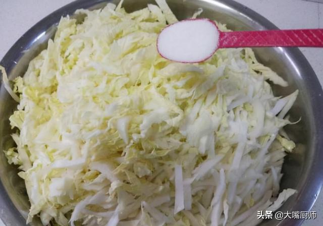 怎样腌酸菜，春天怎样腌酸菜（东北大娘教我腌酸菜）