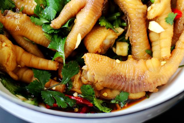 鸡爪怎么泡才好吃，家常泡鸡爪做法（教你“泡鸡爪”）