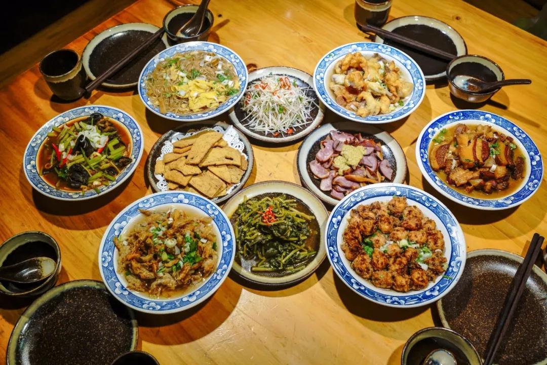 除了八大碗,沂蒙羊汤和鱼汤也是不可缺席的美食,每一道美食都精良考究