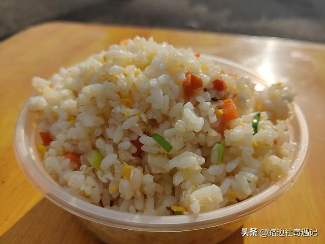 怎么做蛋炒饭，家常美食老少咸宜（怎样炒蛋炒饭）