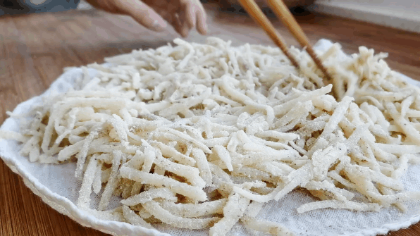 洋芋擦擦的做法，洋芋擦擦的制作做法（西北特色美食洋芋擦擦）