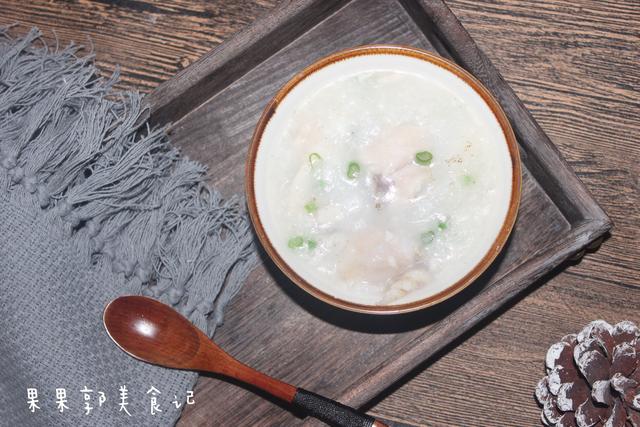 皮蛋鱼肉粥的做法，皮蛋鱼肉粥的做法窍门（教你在家做出茶楼的经典生滚鱼片粥）