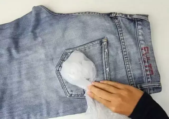 裤子起球怎么快速去掉，衣服起毛用什么办法把它去掉（裤子不合身……教你一招）