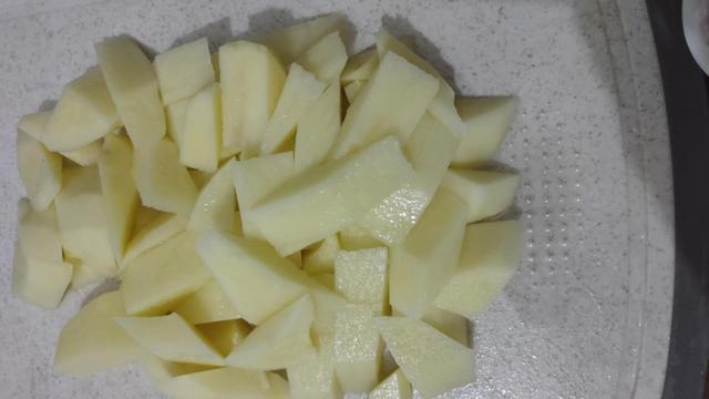 怎样用刀将不规则的土豆切菱形长块，怎样把土豆片切成菱形（不到5块钱的减肥餐）