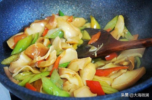 海螺怎么吃法家庭吃法，海螺该怎么吃（螺肉这么简单一炒）