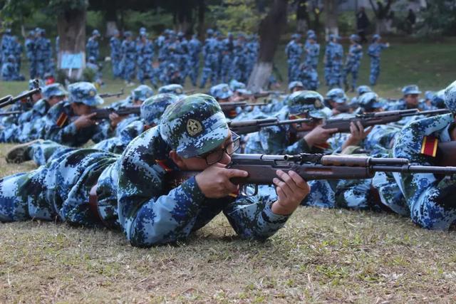 马革裹尸还全诗，金戈铁马去马革裹尸还全诗（致敬所有的中国军人）