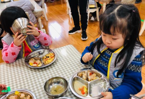 幼儿园孩子午睡注意事项，幼儿园午睡需要注意哪些细节（幼儿园老师想出“奇招”）