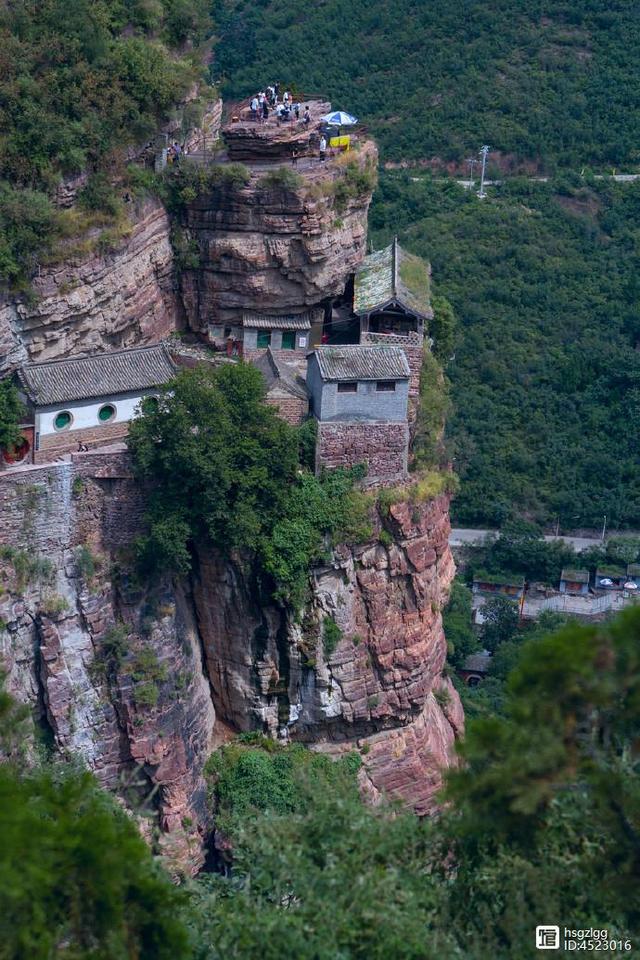 僧、尼、道共居一山修行  承德丰宁白云古洞景区，僧、尼、道共居一山修行（有一桥飞架两山之间的千年古刹）