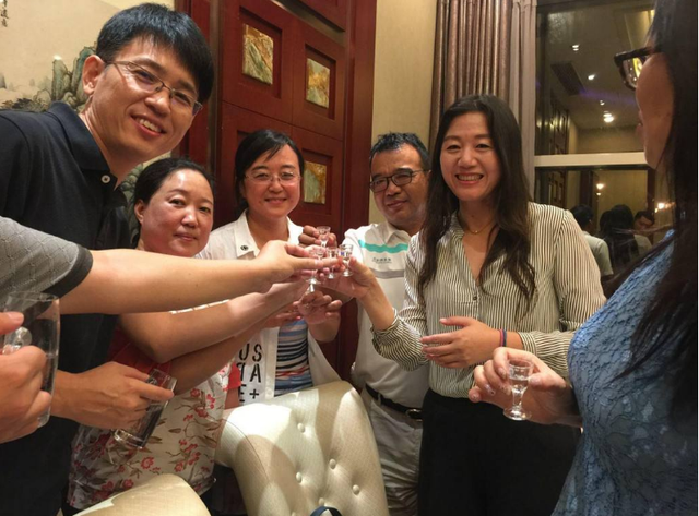 女人酒桌应酬敬酒话术幽默，厉害女人酒桌应酬话（参加酒局不会敬酒可不行）