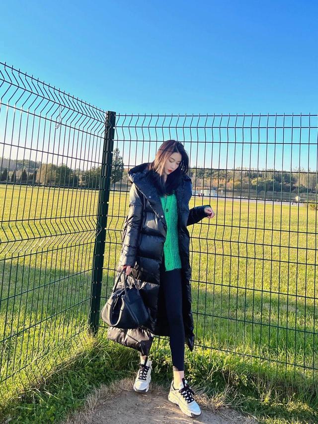 长款羽绒服图片，中长款羽绒服（这个冬天“长款羽绒服”又火了）