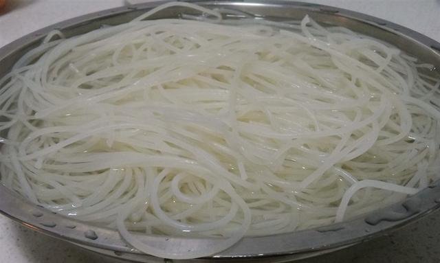 过桥米线的由来，过桥米线的由来是什么（米线口感是关键汤汁酱料更是灵魂）