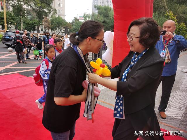 气球花朵造型简单做法，气球花的做法（长春小学生用气球自制“鲜花”表达爱师之情）