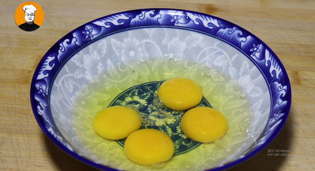 尖椒炒鸡蛋的家常做法，尖椒炒鸡蛋的做法（看酒店大厨怎么做青椒炒鸡蛋）