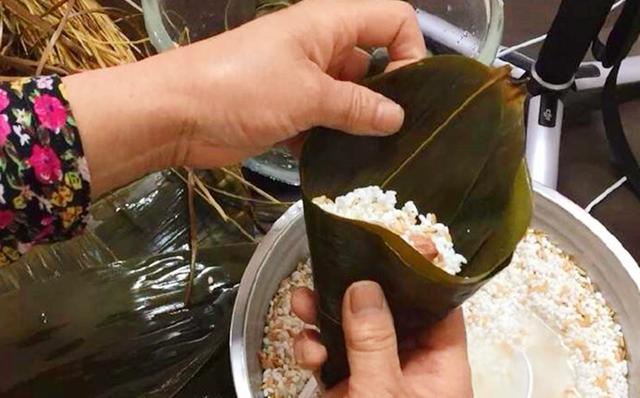包粽子的步骤，教你粽子的详细做法