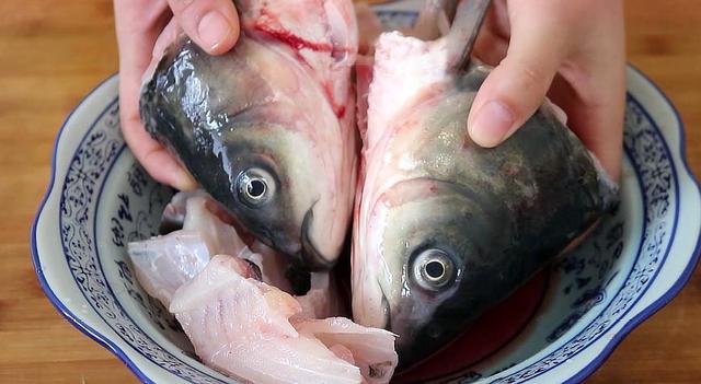 炖鱼头汤的家常做法，炖鱼头汤的家常做法大全（汤汁奶白一点也不腥）